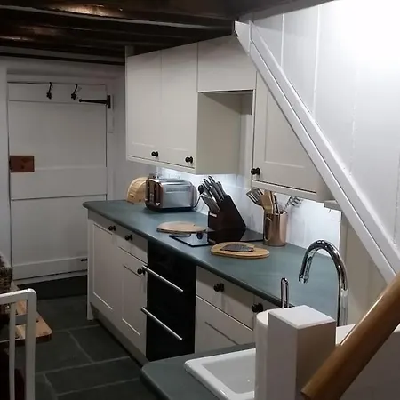 公寓 Hot Tub, Mountain View, 4-poster Bed And Log Burner *