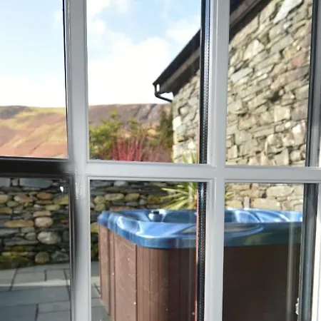 Hot Tub, Mountain View, 4-poster Bed And Log Burner Apartment